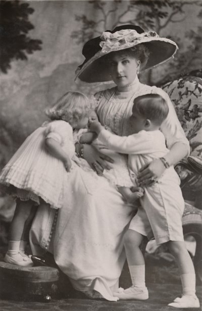 Königin Victoria von Spanien mit Prinz Alfonso, Prinzessin Maria Christina und Prinzessin Beatrice, 1911 von Frank Arthur Swaine