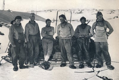 Leutnant Campbells Gruppe bei ihrer Rückkehr nach Cape Evans, 7. November 1912, 1913 von Frank Debenham
