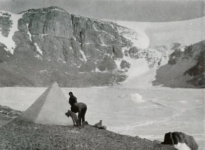 Der Teufelskessel, ein leerer Kessel in der südwestlichen Ecke des Granite Harbour, 1912, 1913 von Frank Debenham