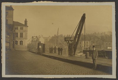 Straße am Wasser von Frank Meadow Sutcliffe