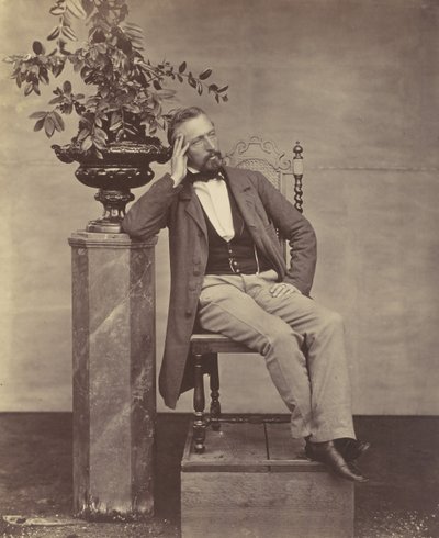 Mathias Höusermann, sitzend mit Ellbogen auf Sockel, hält eine Vase mit Blumen von Franz Antoine