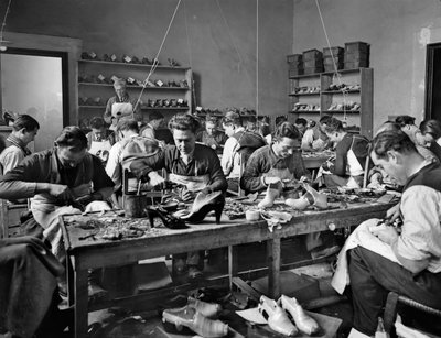 Handwerker bei der Arbeit im Studio des Schuhdesigners und Herstellers Ferragamo im Palazzo Feroni, Florenz, 1937 von Fratelli Alinari Fratelli Alinari