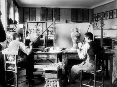 Dekorateure in der Ginori-Fabrik in Doccia bei Florenz, 1937 von Fratelli Alinari Fratelli Alinari