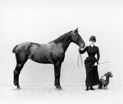 Porträt von Miss Walsh mit einem Pferd und einem Zwergpudel in der Villa di Montefonte, Poggio Imperiale, Florenz, um 1890 von Fratelli Alinari Fratelli Alinari