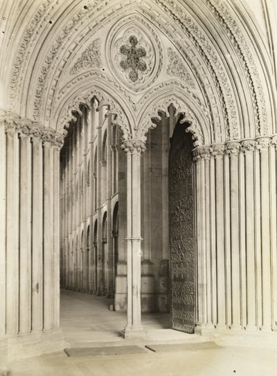Ely Cathedral: Galilee Porch, Tür zum Kirchenschiff von Frederick H. Evans
