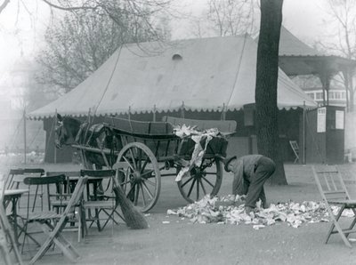 Aufräumen nach einem Feiertag im Londoner Zoo im Jahr 1924 (s/w Foto) von Frederick William Bond