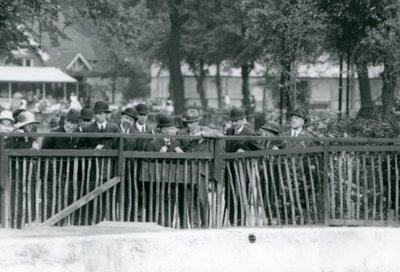 Der König von Italien, Viktor Emanuel III., besucht den London Zoo im Jahr 1924 von Frederick William Bond