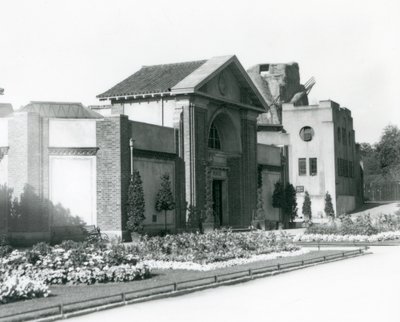 Das Reptilienhaus im London Zoo im Jahr 1928 mit formalen Blumenbeeten entlang der Wege zum Eingang (s/w Foto) von Frederick William Bond