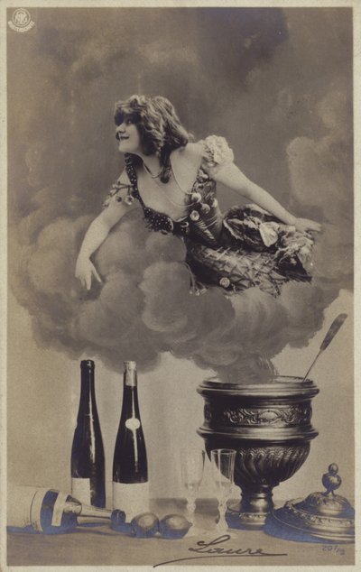 Eine junge Frau, die aus dem Dampf einer Suppenschüssel auftaucht von French Photographer