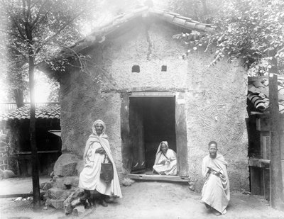 Ein Beispiel eines Kabyle-Hauses, Pariser Ausstellung, 1889 von French Photographer