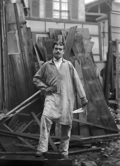 Handwerker in Arbeitskleidung, beschäftigt bei der Restaurierung der Abtei von Septfontaines, nahe Bourmont in Haute-Marne (Haute Marne), um 1880. Ducos Sammlung. von French Photographer
