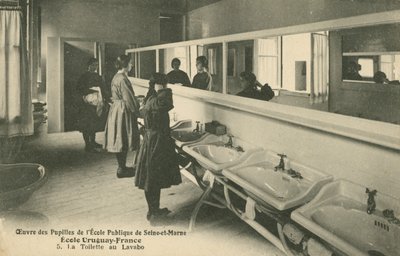 Badezimmer in der öffentlichen Schule in Seine-et-Marne von French Photographer