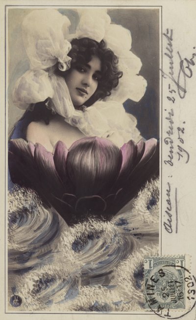 Schöne Frau, die aus einer Blume aus dem Meer auftaucht von French Photographer