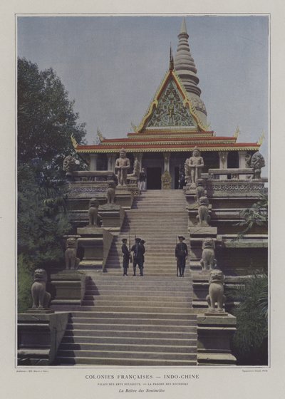 Wachablösung am buddhistischen Tempel im Indochina-Bereich der Weltausstellung 1900, Paris von French Photographer