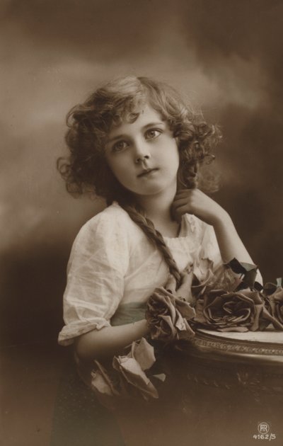 Niedliches Mädchen mit Rosen von French Photographer