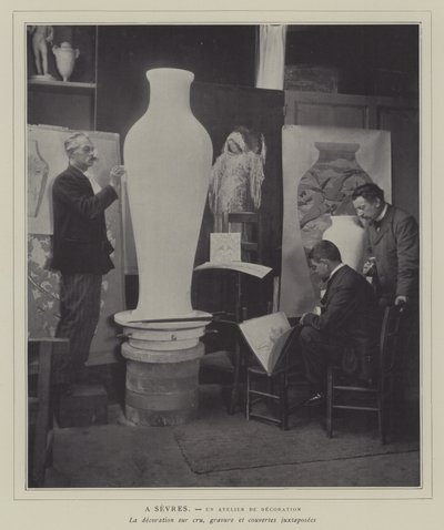 Dekorationswerkstatt in der Porzellanmanufaktur Sèvres, Frankreich von French Photographer