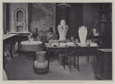 Emaillieren mit dem Pinsel in der Porzellanfabrik von Sèvres, Frankreich von French Photographer