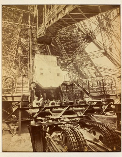 Ausrüstung zum Betrieb des Aufzugsystems am Eiffelturm, ca. 1888 von French Photographer