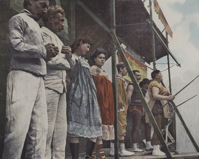 Jahrmarktunterhalter auf der Bühne (Farbfoto) von French Photographer