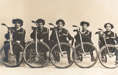 Fünf Mädchen, vermutlich Französinnen, mit ihren Fahrrädern (s/w Foto) von French Photographer