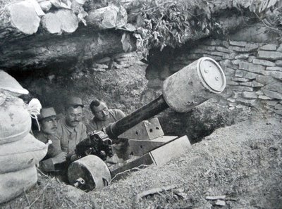 Französische 48-Kanone zum Abschuss von Landminen, 1915 von French Photographer