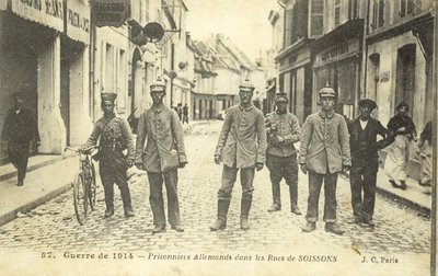 Deutsche Gefangene auf den Straßen von Soissons, Frankreich, Erster Weltkrieg von French Photographer