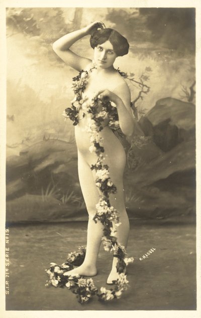 Mädchen im Body, das eine Blumengirlande hält von French Photographer