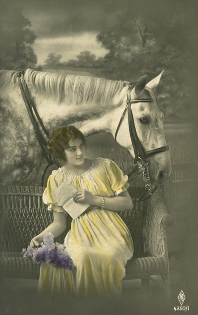 Mädchen sitzt auf Sofa mit weißem Pferd im Hintergrund von French Photographer