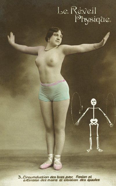 Halbnackte Frau bei Übungen von French Photographer