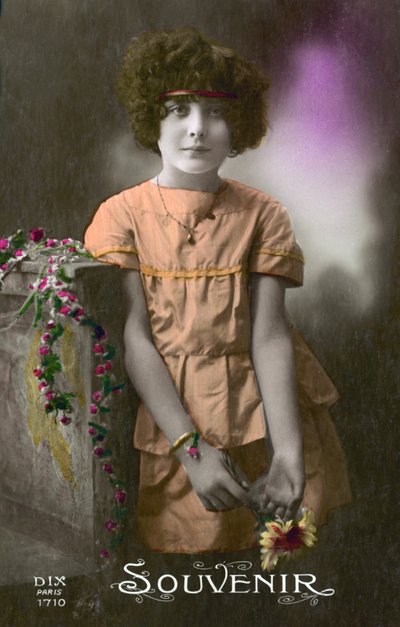 Kleines Mädchen in Orange von French Photographer