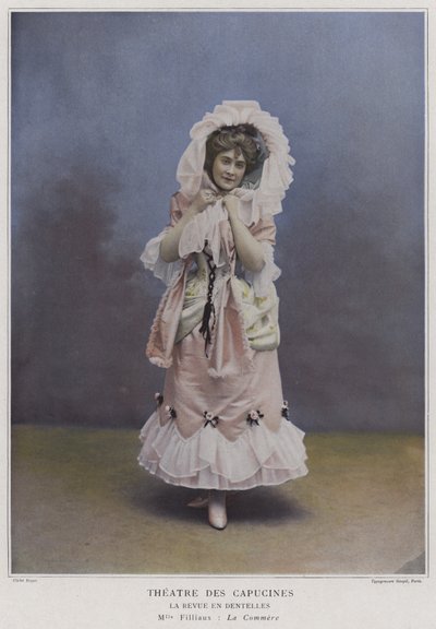 Mademoiselle Filliaux als La Commere in La Revue des Dentelles von French Photographer