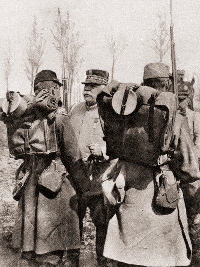 Marschall Joseph Jacques Césaire Joffre inspiziert seine Truppen, aus The Illustrated War News, 1915 von French Photographer