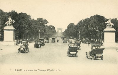 Paris, Avenue des Champs-Élysées von French Photographer