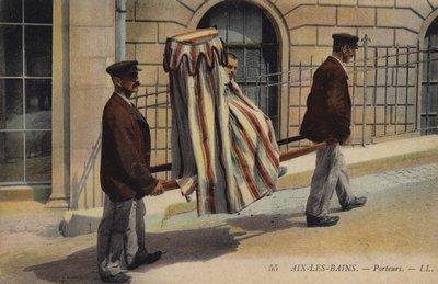 Träger transportieren einen Patienten in Aix-Les-Bains von French Photographer