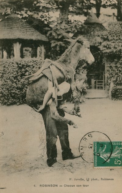 Robinson, Chacun don tour. Junger Mann trägt Esel von French Photographer
