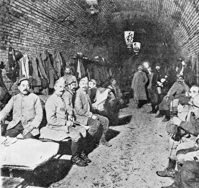Schlafquartiere im Fort Douaumont, ca. 1916 von French Photographer