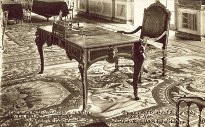 Tisch im Spiegelsaal des Schlosses von Versailles, auf dem der Versailler Vertrag unterzeichnet wurde von French Photographer