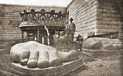 Der Bau der Freiheitsstatue, Detail der Füße, um 1876 von French Photographer