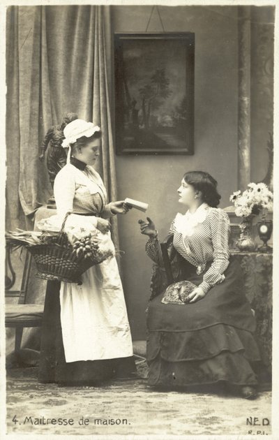 Die Hausherrin gibt ihrer Magd Anweisungen von French Photographer