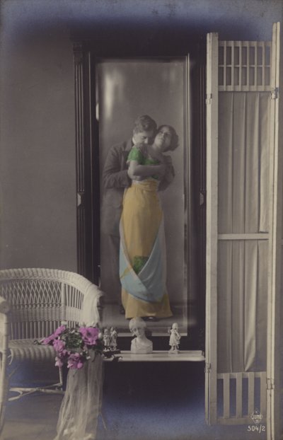 Das Spiegelbild eines jungen Paares, das sich küsst von French Photographer