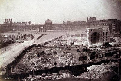 Transformationen von Paris unter dem Zweiten Kaiserreich, Haussmann-Arbeiten: Ansicht des Place du Carrousel während des Abrisses der ehemaligen königlichen Ställe in Paris von French Photographer