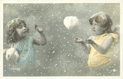 Zwei Mädchenengel werfen Schneebälle aufeinander von French Photographer
