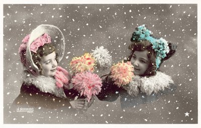 Zwei Mädchen halten Blumen im Schnee von French Photographer