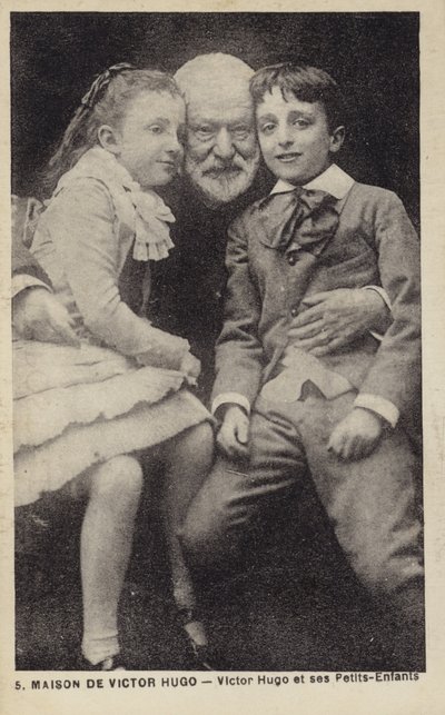 Victor Hugo (1802-1885), französischer Dichter, Romanautor und Dramatiker, mit seinen Enkeln von French Photographer