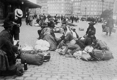 Kriegsflüchtlinge, Gare de Lyon, Paris, 1914 von French Photographer