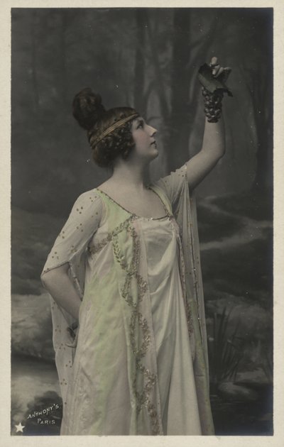 Frau mit Trauben von French Photographer