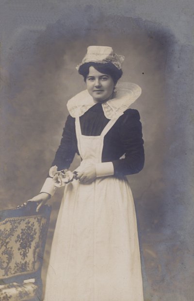Junges Mädchen, Dienstmädchen (?), hält einen kleinen Blumenstrauß von French Photographer