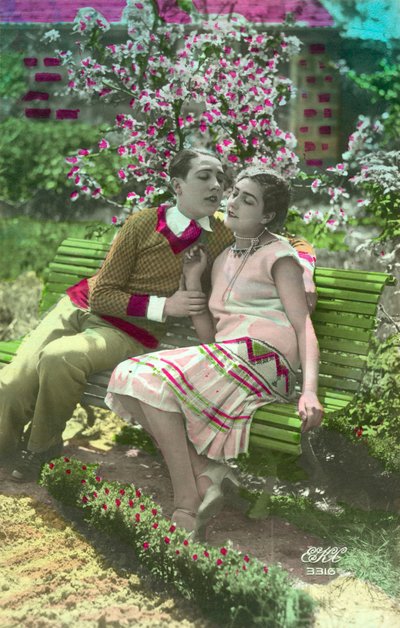 Junger Mann, der ein Mädchen küssen will von French Photographer
