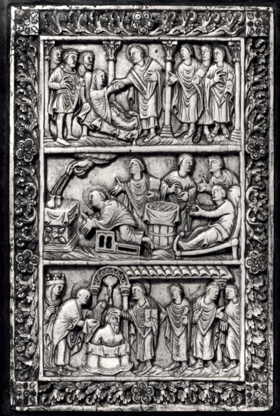 Geschnitzte Platte für einen Bucheinband, Szenen aus dem Leben des St. Remigius und die Taufe von Chlodwig I. von French School