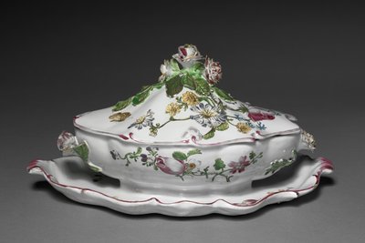 Bedeckte Sauciere mit festem Stand, Hersteller Veuve Perrin Fabrik, ca. 1765 von French School